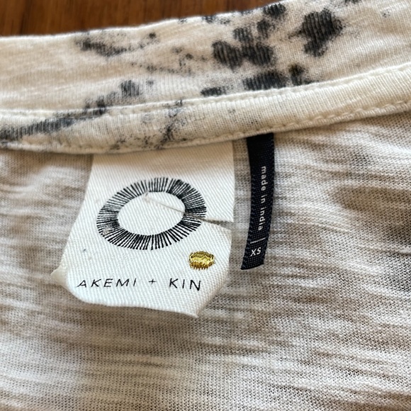 ANTHROPOLOGIE AKEMI + KIN long sleeved asymmetrical T-shirt with flared sleeves. - Picture 9 of 16